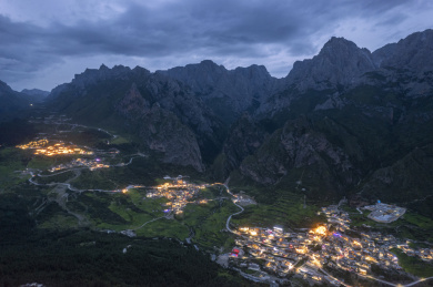 甘南扎尕那灯火蓝调航拍夜景