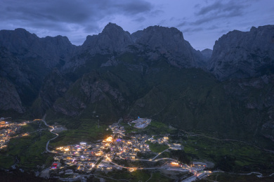 甘南扎尕那灯火蓝调航拍夜景