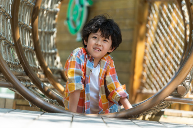 小男孩勇敢钻绳洞