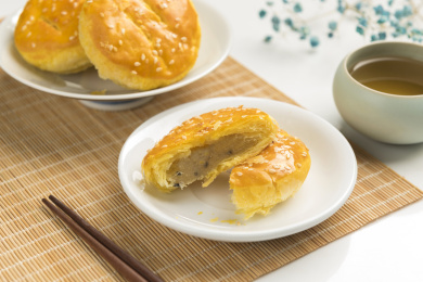 传统糕点老婆饼摆放在桌面上特写
