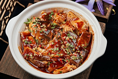 酱焖砂锅鱼头煲