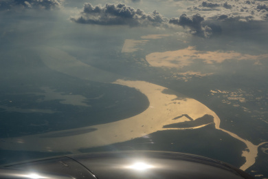 航拍逆光下的大河