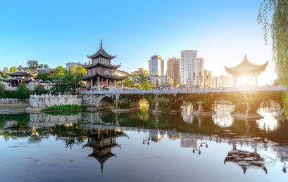 贵州贵阳甲秀楼和城市景观