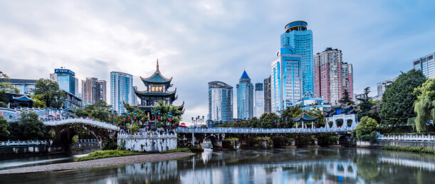 中国贵州贵阳甲秀楼建筑慢门风光