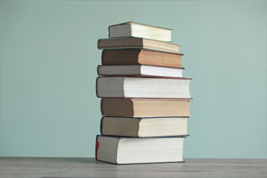 不同角度的一摞书