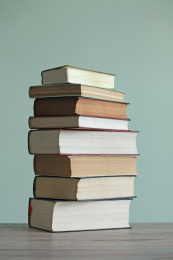 不同角度的一摞书