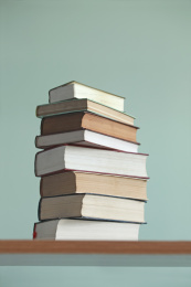 不同角度的一摞书