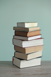 不同角度的一摞书