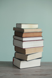 不同角度的一摞书