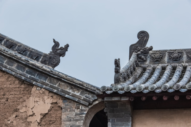 中国山西省武乡县民宅房梁龙兽屋脊装饰建筑