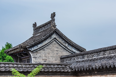 中国山西省武乡县民宅房梁龙兽屋脊装饰建筑