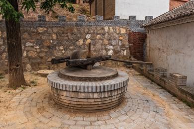 中国山西省武乡县农家手推石磨加工机械物