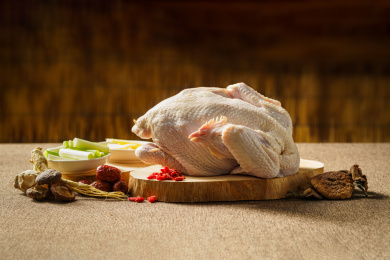 暗色复古背景下的小鸡炖蘑菇所需配料