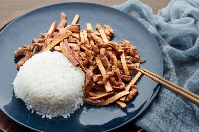 营养美味的豆干炒肉丝盖饭