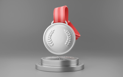 圆台上吊着红色相间的带子稻穗纹理的银牌