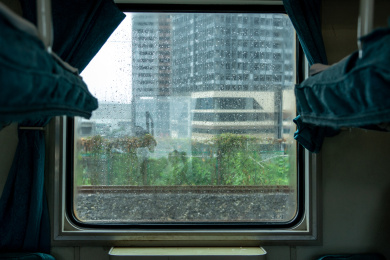 下雨天行驶的火车车窗玻璃上的雨水