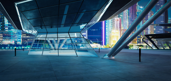 广阔空地与摩登玻璃建筑物