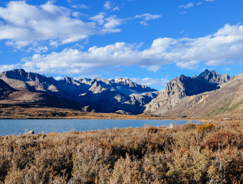 四川甘孜州海子山下姐妹湖湖畔美景