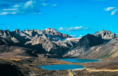 四川甘孜州海子山下姐妹湖湖畔美景