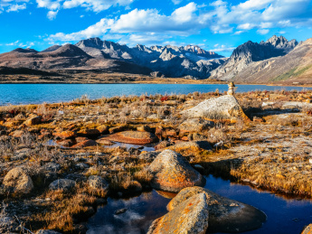 四川甘孜州海子山下姐妹湖湖畔美景