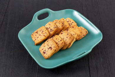 黑底上的蔓越莓饼干