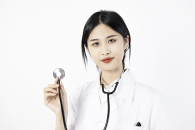 拿着听诊器的女医师