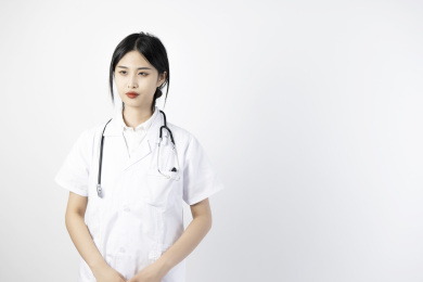 年轻的女医师留白构图