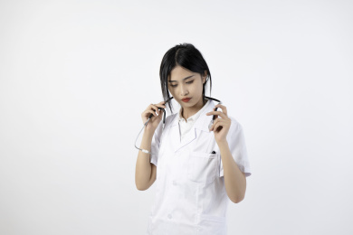年轻的女医生摘听诊器半身照