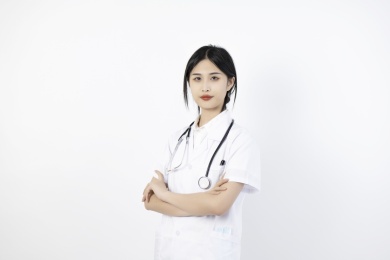 环臂的东方女医生