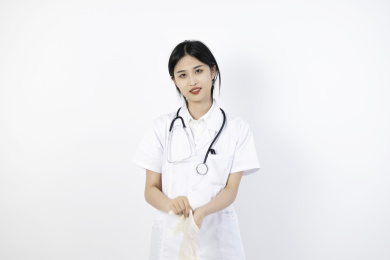 戴手套的女医生正面视角