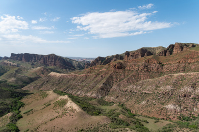 中国新疆昌吉S101省道丹霞地貌