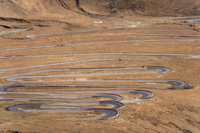 中国西藏日喀则珠峰108拐中国基建，国道公路