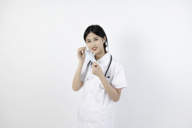 摘口罩的女医师正面视角