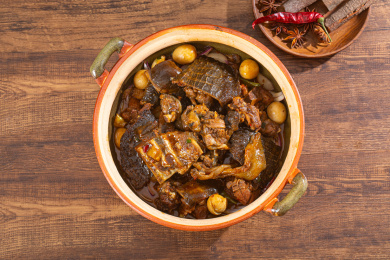 美味的砂锅红烧甲鱼的俯拍图