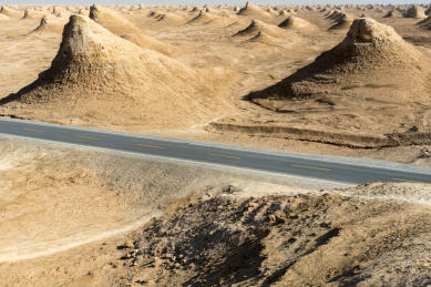 青海海西G215国道无人区的雅丹群落