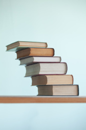 新旧书籍搭成的阶梯