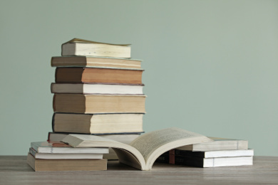 一摞书和一本翻开的书