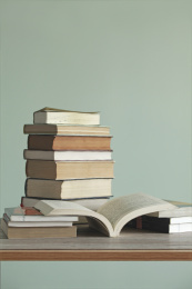 一摞书和一本翻开的书