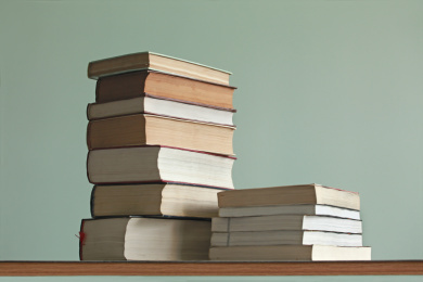 低角度拍摄的两摞书