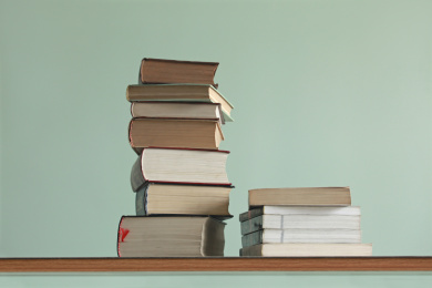 低角度拍摄的两摞书