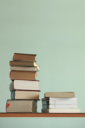 低角度拍摄的两摞书