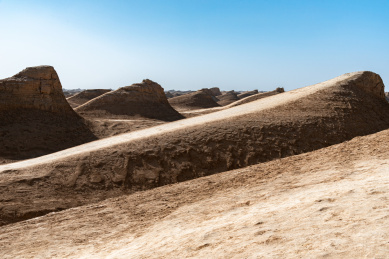青海海西G315国道旁的戈壁雅丹群落
