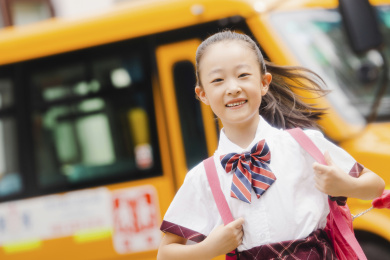 快乐的学生去上学