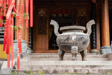 道教三足炉鼎历史沧桑感