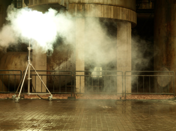 工业建筑前面的影视灯