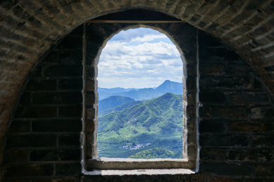 透过拱门看风景