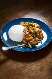 营养又美味的豇豆烧五花肉盖饭