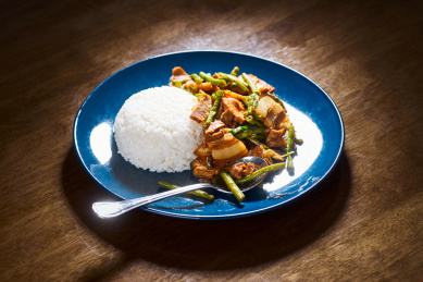 营养又美味的豇豆烧五花肉盖饭
