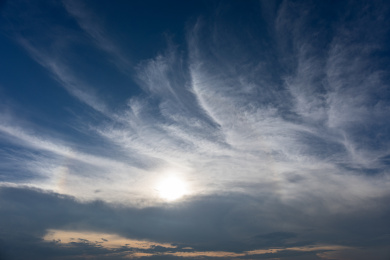 蓝色天空中羽毛状丝状卷云