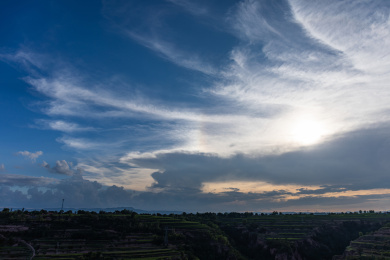 蓝色天空中羽毛状丝状卷云